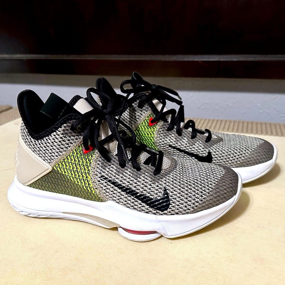 Nike LeBron Witness 4 - Size Women’s 7